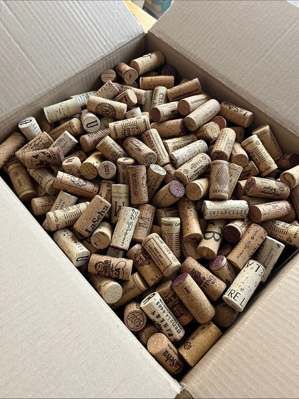 Big lot of used wine corks - 700 pieces!
